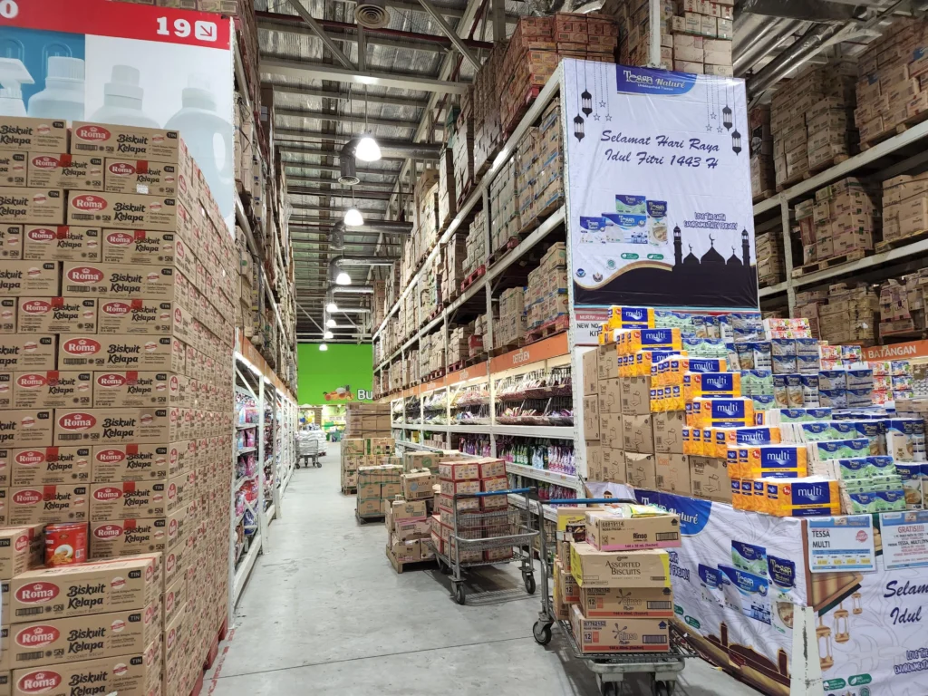 pexels-antonius-natan-2511019-11835350 - Insider Accident Lawyers A big box grocery store with high stacked shelves, looking ready to fall.