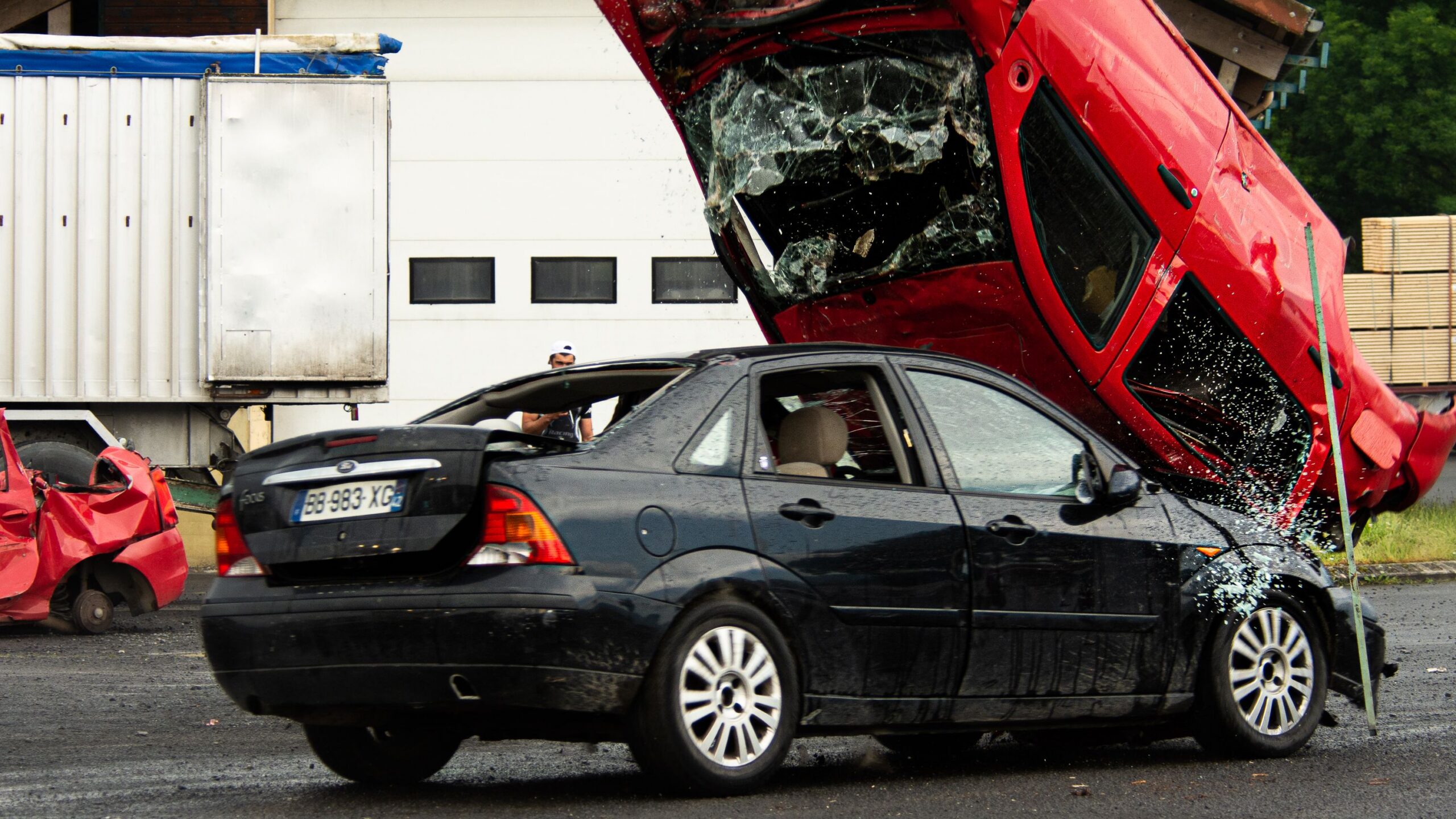 ¿Cómo se determina la culpa en un choque en cadena de varios autos en California?